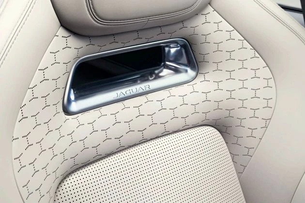 16-way heated and ventilated Windsor leather seats with massage and memory function on top-of-the-range models for ultimate comfort and convenience.